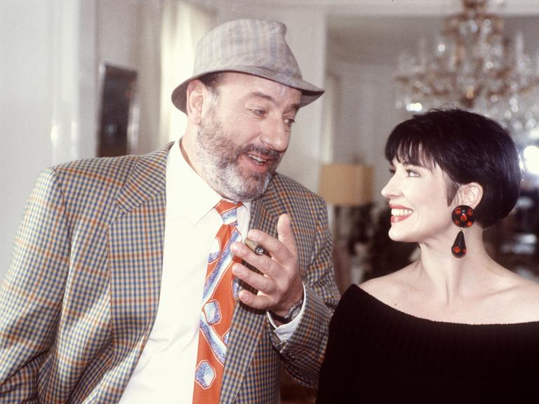 Der Schauspieler Manfred Krug mit der Schauspielerin Isa Jank in einer Szene der TV-Serie "Liebling Kreuzberg".