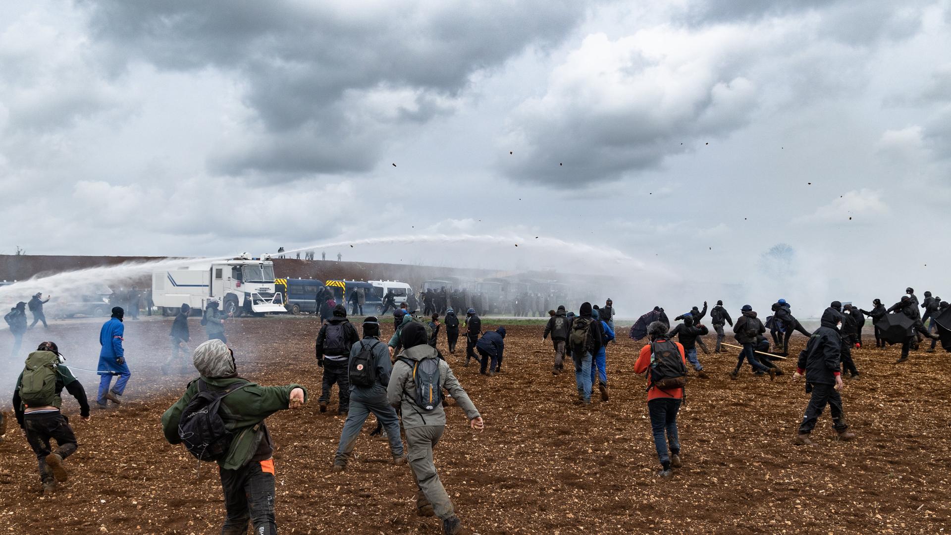 Protestierende werden während einer Demonstration mit Tränengas beschossen. Die Umweltbewegung "Les Soulèvements de la Terre'' setzt sich die Wasserreservoirs für die Landwirtschaft in Sainte-Soline in Westfrankreich zur Wehr. Am 25. März 2023 waren mehr als 3.000 Polizisten im Einsatz, rund 1.500 Aktivisten waren vor Ort. 