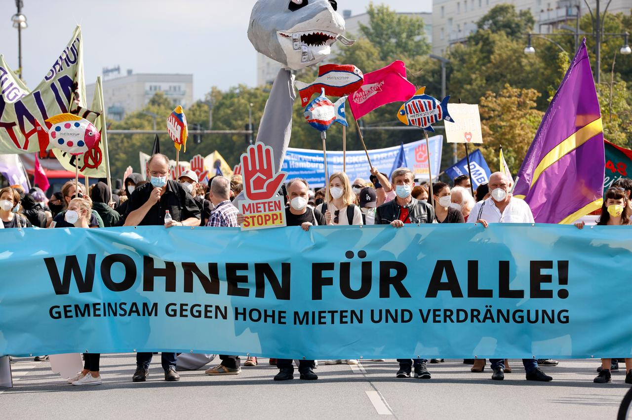 Menschen protestieren in Berlin für beszahlbares Wohnen.
