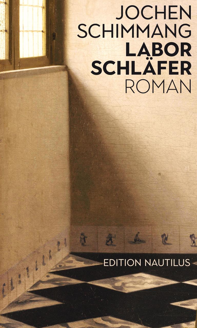Auf dem Cover ist eine gemalte Zimmerecke zu sehen, links ist ein Fenster mit Holzrahmen, aus dem ein Lichtstrahl dringt und einen Schatten wirft. Am Boden sind Fliesen mit Zeichnungen von Figuren darauf zu sehen. Auf dem Cover ist eine gemalte Zimmerecke zu sehen, links ist ein Fenster mit Holzrahmen, aus dem ein Lichtstrahl dringt und einen Schatten wirft. Am Boden sind Fliesen mit Zeichnungen von Figuren darauf zu sehen.