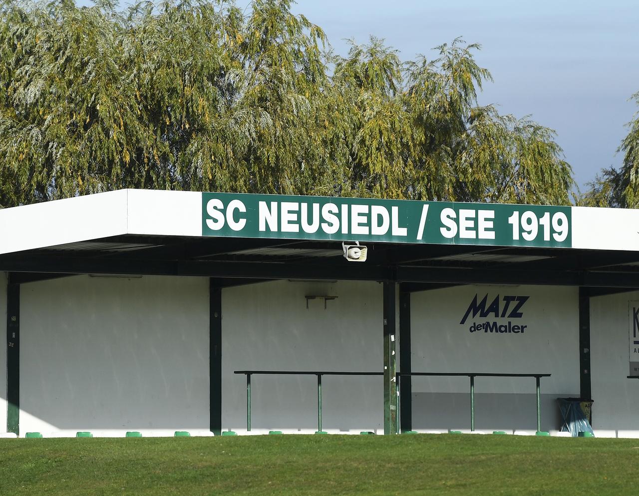 Logo des SC Neusiedl an einem Fußballplatz Logo des SC Neusiedl an einem Fußballplatz
