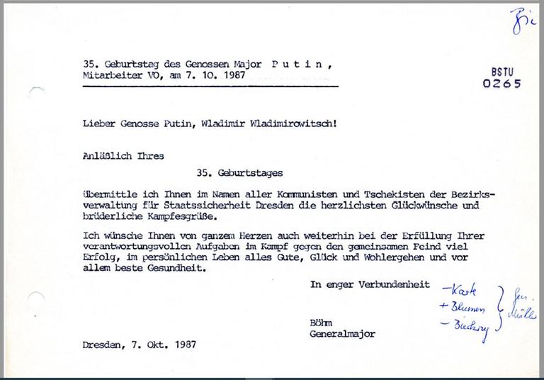 Fotografie des Geburtstagsbriefes an "Genosse Putin" zum 35. Geburtstag Fotografie des Geburtstagsbriefes an "Genosse Putin" zum 35. Geburtstag