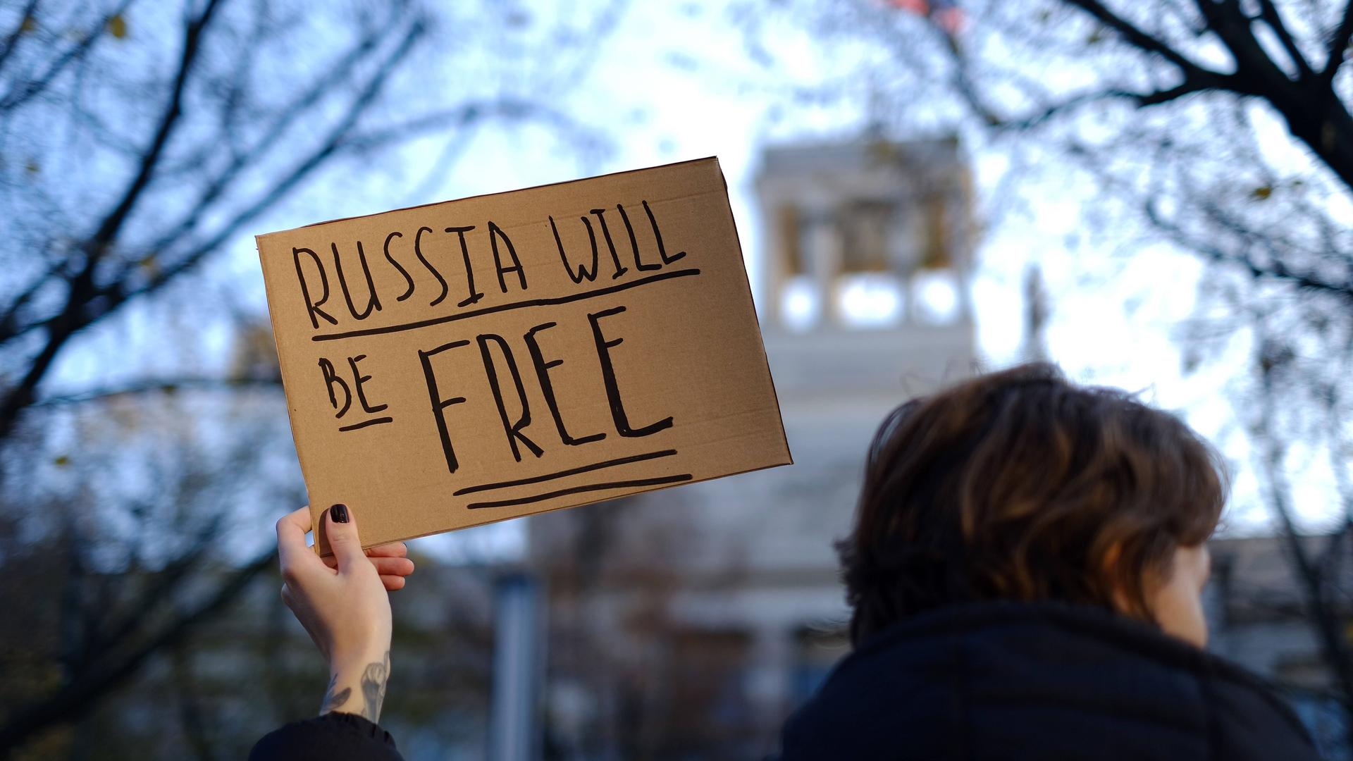 Demonstration in Berlin gegen den russischen Krieg in der Ukraine unter dem Motto Anti-Z Demonstration gegen russischen Imperialismus und den russischen Überfall auf die Ukraine . Der Protest wurde von verschiedenen unabhängigen russischen Aktivistinnen und Künstlerinnen organisiert. Demonstration in Berlin gegen den russischen Krieg in der Ukraine unter dem Motto Anti-Z Demonstration gegen russischen Imperialismus und den russischen Überfall auf die Ukraine . Der Protest wurde von verschiedenen unabhängigen russischen Aktivistinnen und Künstlerinnen organisiert.