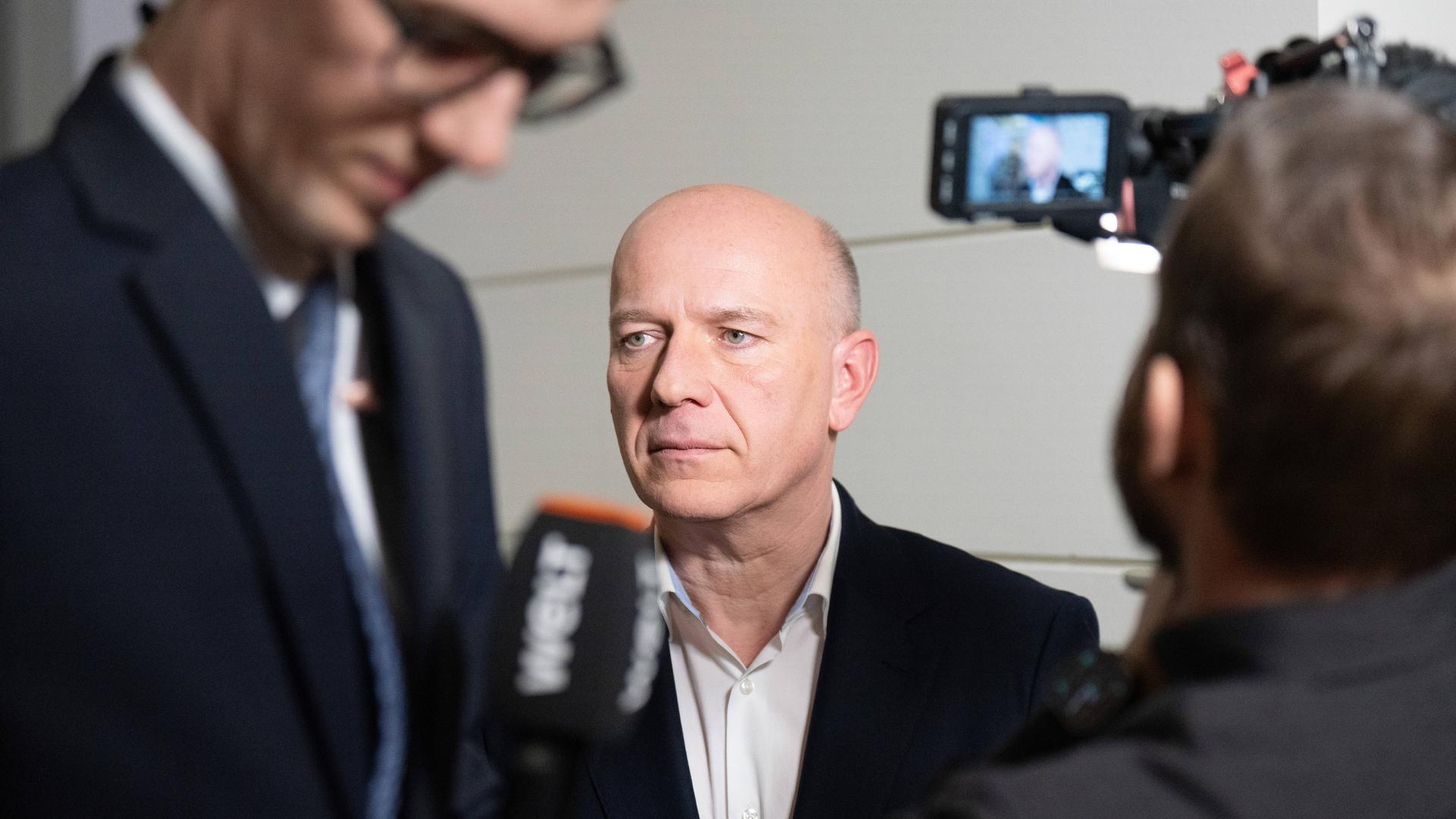 Kai Wegner, Parteivorsitzender der CDU und Wahlgewinner in Berlin am 12. Februar 2023. Er steht vor Mikrofonen und Kameras. Kai Wegner, Parteivorsitzender der CDU und Wahlgewinner in Berlin am 12. Februar 2023. Er steht vor Mikrofonen und Kameras.