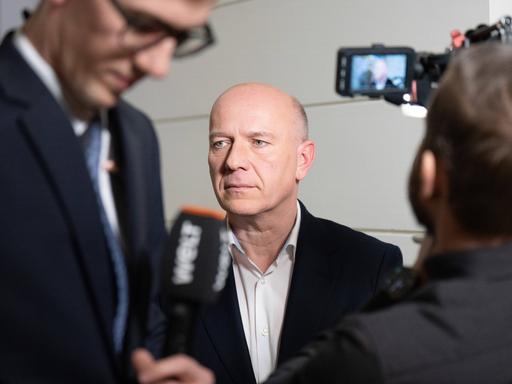 Kai Wegner, Parteivorsitzender der CDU und Wahlgewinner in Berlin am 12. Februar 2023. Er steht vor Mikrofonen und Kameras.