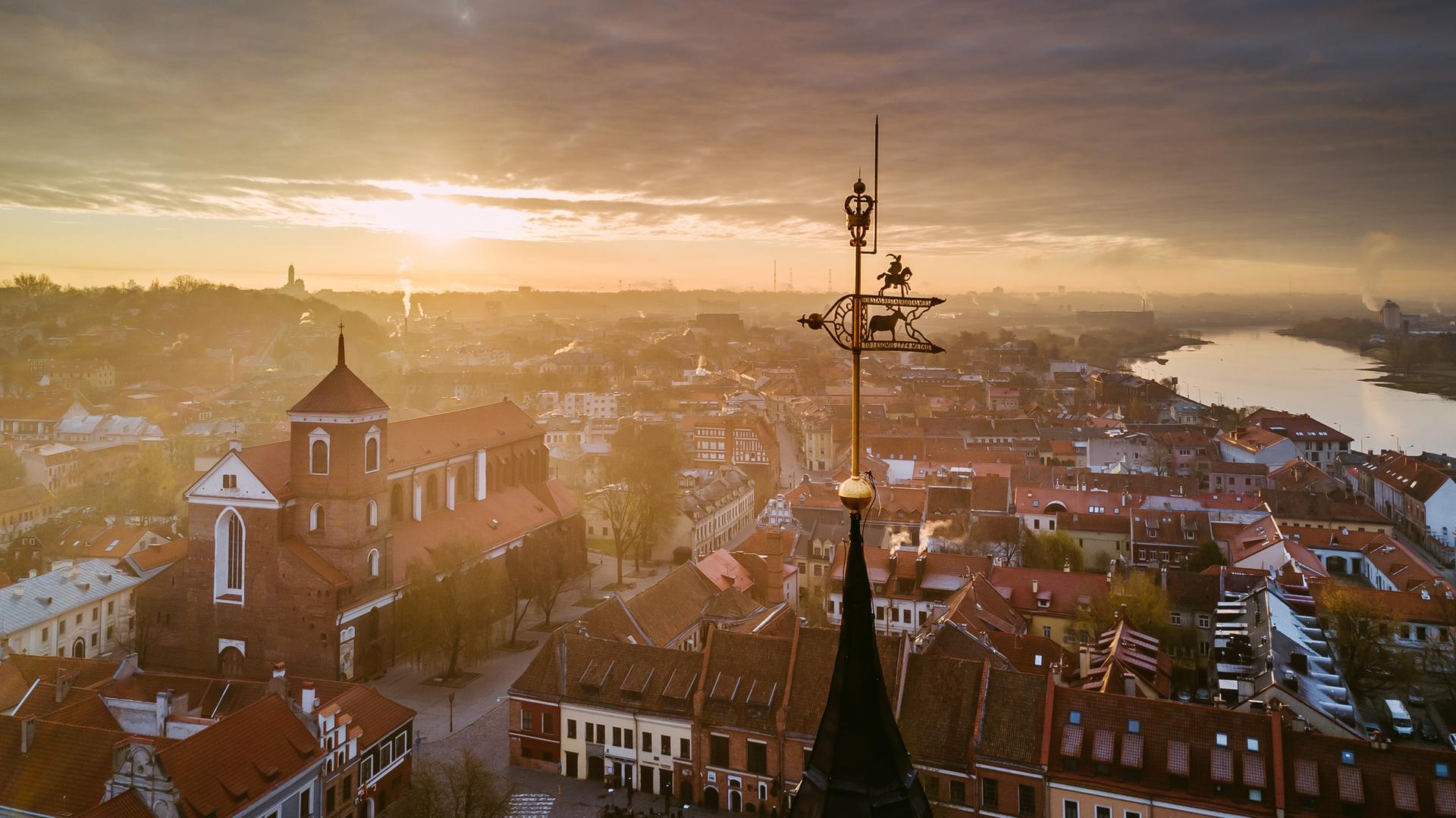 Sonnenuntergang über den Dächern der Altstadt von Kaunas. Sonnenuntergang über den Dächern der Altstadt von Kaunas.