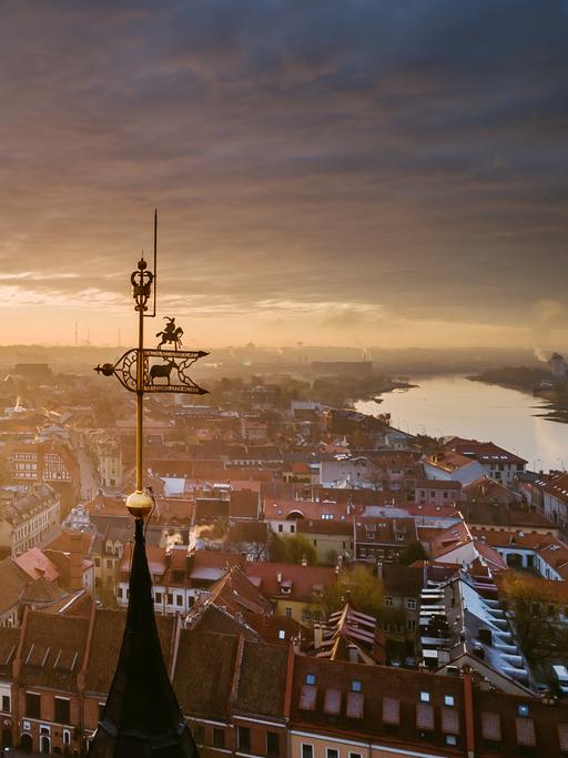 Sonnenuntergang über den Dächern der Altstadt von Kaunas.