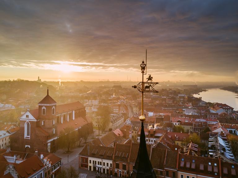 Sonnenuntergang über den Dächern der Altstadt von Kaunas.