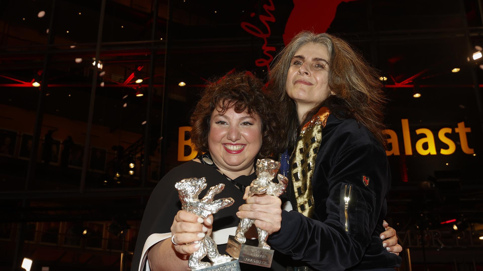 Die Schauspielerin Meltem Kaptan (links) und die Drehbuchautorin Laila Stieler gewinnen den silbernen Bären. 