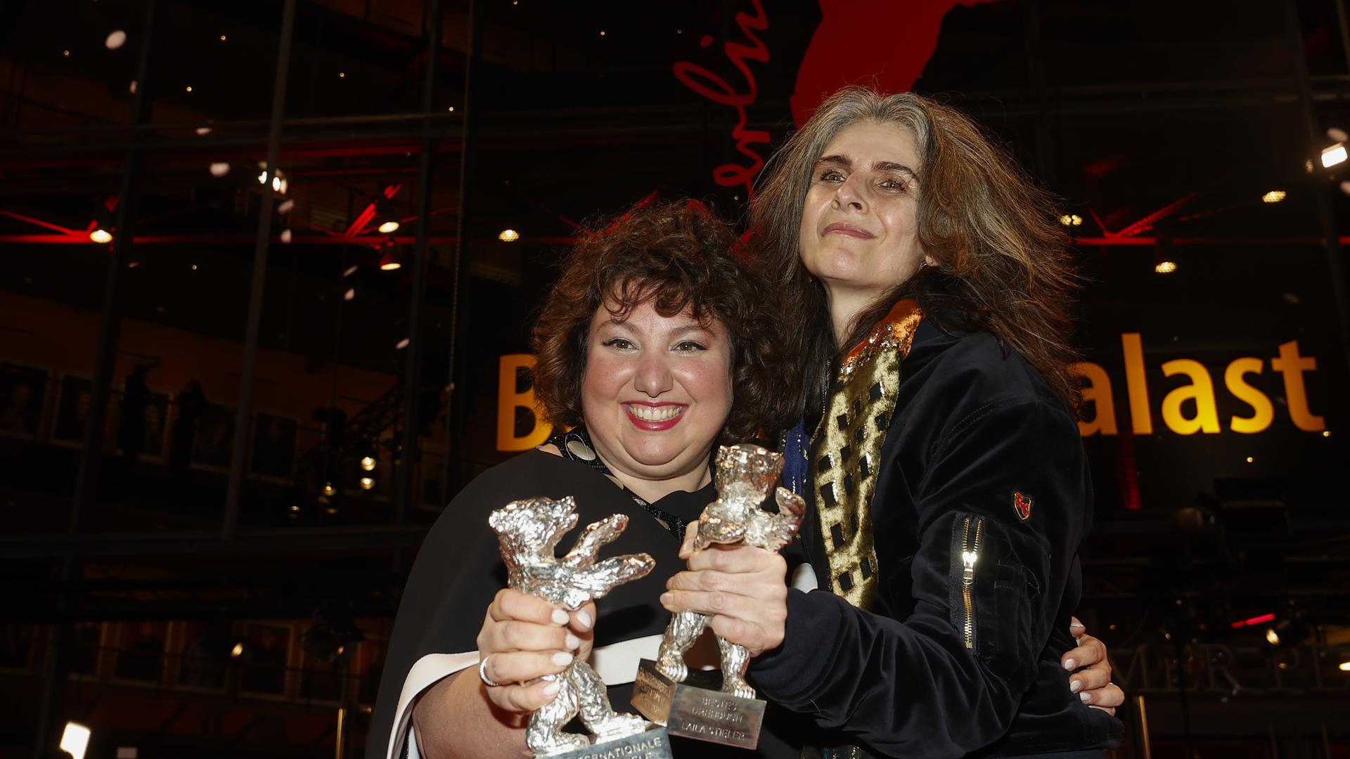 Die Schauspielerin Meltem Kaptan (links) und die Drehbuchautorin Laila Stieler gewinnen den silbernen Bären. Die Schauspielerin Meltem Kaptan (links) und die Drehbuchautorin Laila Stieler gewinnen den silbernen Bären.