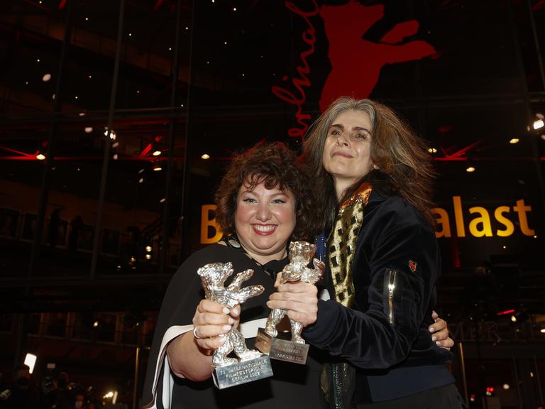 Die Schauspielerin Meltem Kaptan (links) und die Drehbuchautorin Laila Stieler gewinnen den silbernen Bären. 