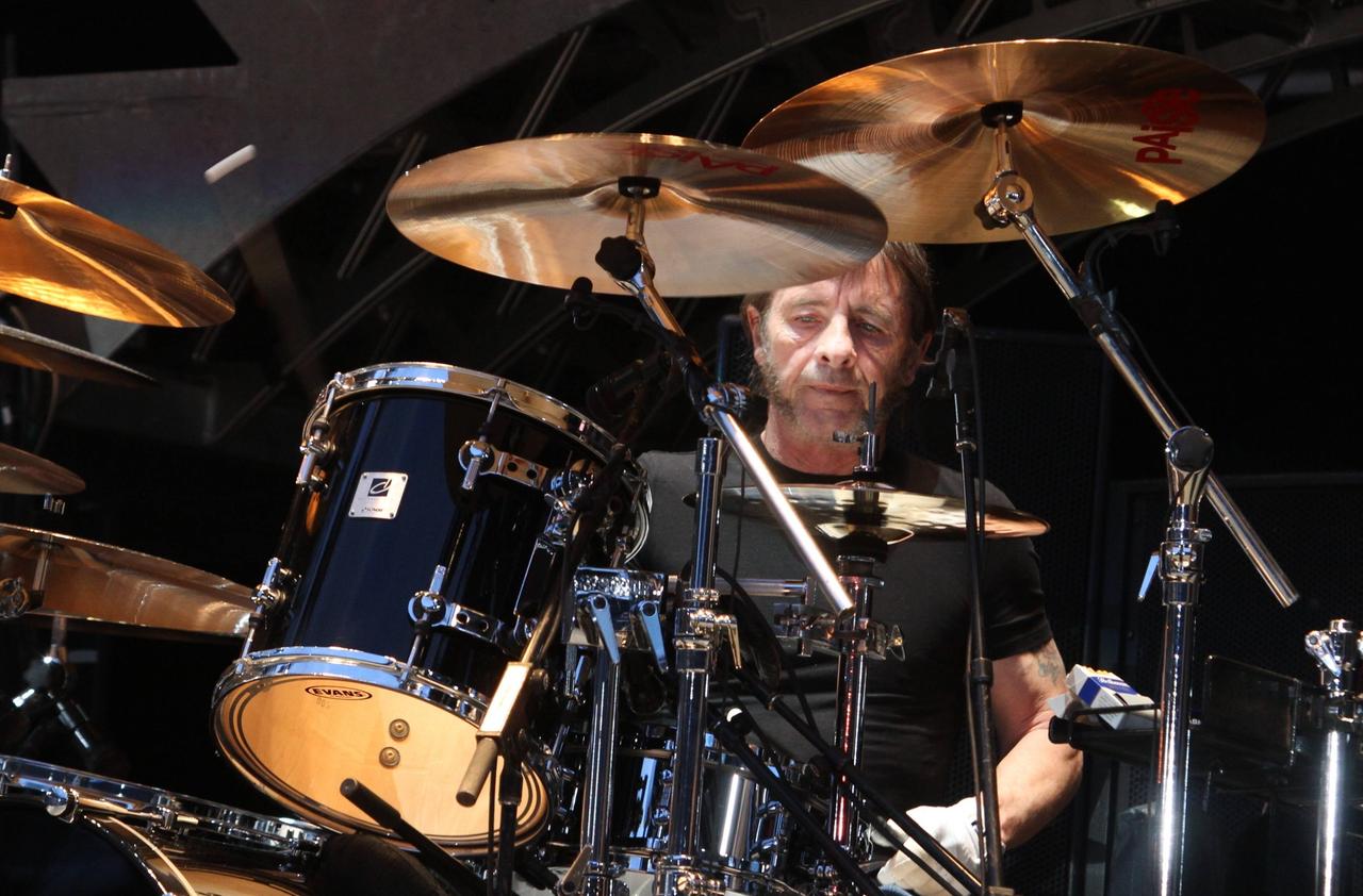 Schlagzeuger Phil Rudd hinter seinem Schlagzeug auf der Bühne im Berliner Olympiastadion, 2010. Schlagzeuger Phil Rudd hinter seinem Schlagzeug auf der Bühne im Berliner Olympiastadion, 2010.