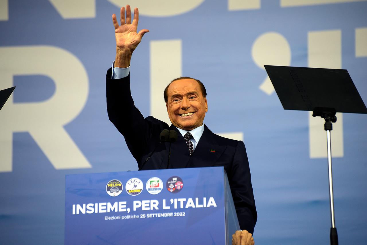 Italiens Ex-Ministerpräsident und 'Forza Italia'-Parteichef Silvio Berlusconi. Das verurteilte Polit-Schwergewicht steht wieder auf der politischen Bühne. Italiens Ex-Ministerpräsident und 'Forza Italia'-Parteichef Silvio Berlusconi. Das verurteilte Polit-Schwergewicht steht wieder auf der politischen Bühne.
