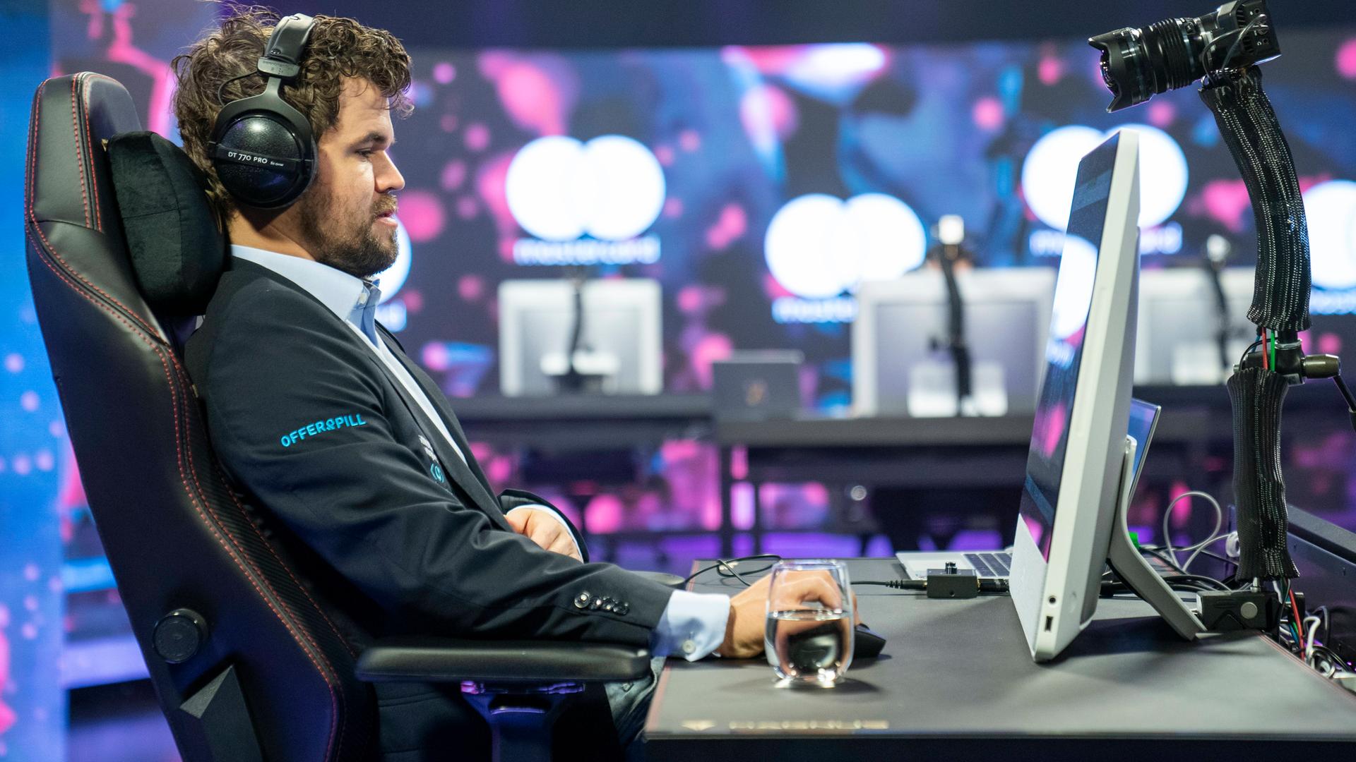 Magnus Carlsen bei der "Meltwater Champions Chess Tour" in Oslo im November 2021. Magnus Carlsen bei der "Meltwater Champions Chess Tour" in Oslo im November 2021.