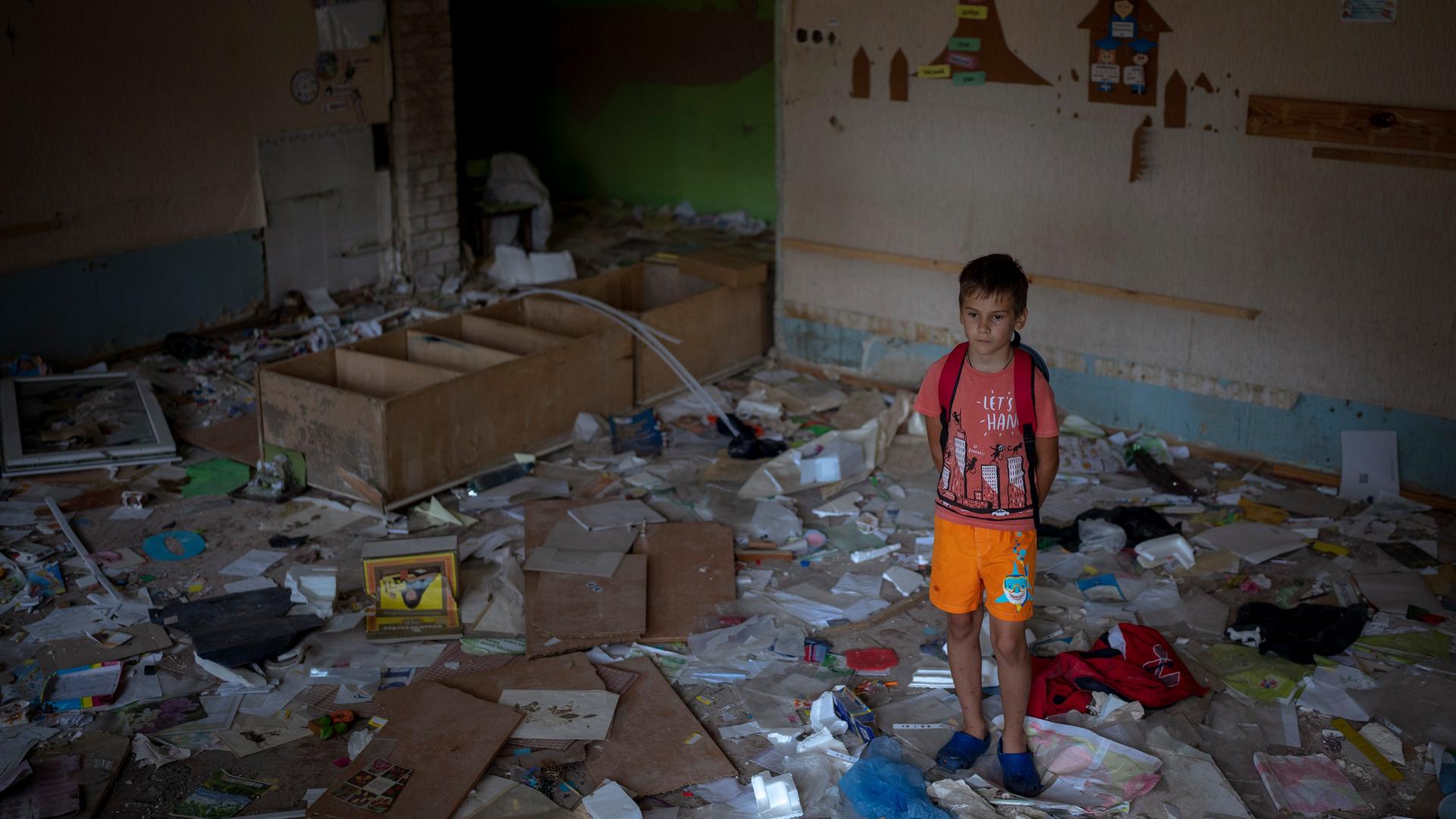 Ivan Hubenko, 11, steht am Dienstag, den 30. August 2022 in Tschernihiw, Ukraine, in den Überresten seines Klassenzimmers in der Tschernihiw-Schule Nr. 21, die am 3. März von russischen Streitkräften bombardiert wurde. (AP Foto/Emilio Morenatti)