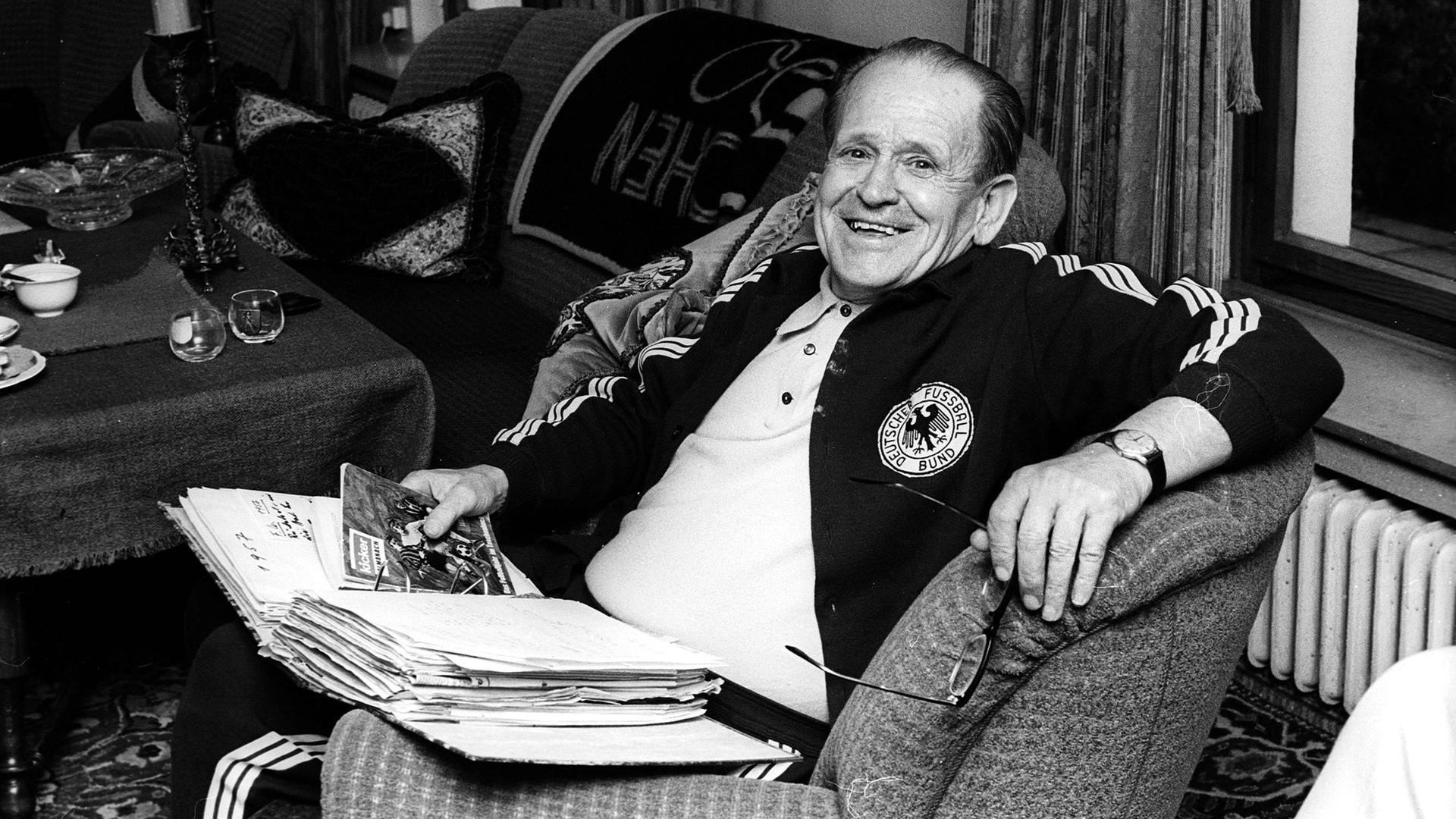Sepp Herberger 1970 in seinem Haus in Mannheim. Sepp Herberger 1970 in seinem Haus in Mannheim.
