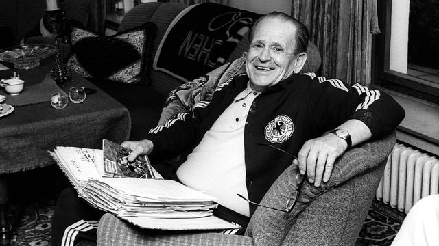 Sepp Herberger 1970 in seinem Haus in Mannheim.