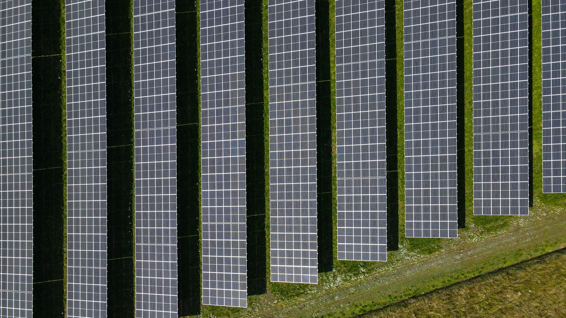 Blick von oben auf eine Photovoltaik-Anlage im Landkreis Barnim Blick von oben auf eine Photovoltaik-Anlage im Landkreis Barnim