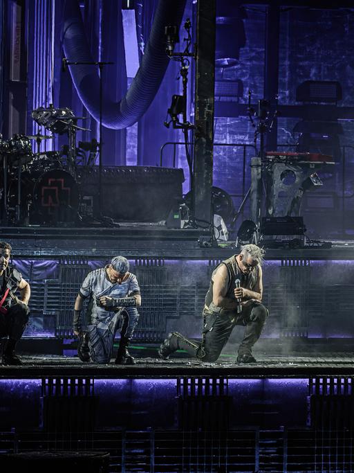 Die deutsche Metal-Band Rammstein mit Sänger Till Lindemann bei einem Konzert im dänischen Odense am 2. Juni 2023. 