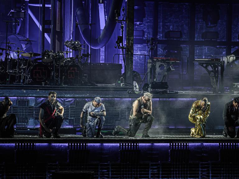 Die deutsche Metal-Band Rammstein mit Sänger Till Lindemann bei einem Konzert im dänischen Odense am 2. Juni 2023. 