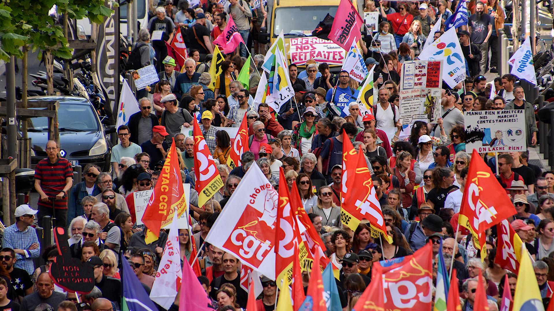 Demonstrierende in Marseille bei einem Protest gegen die französische Rentenreform. Demonstrierende in Marseille bei einem Protest gegen die französische Rentenreform.