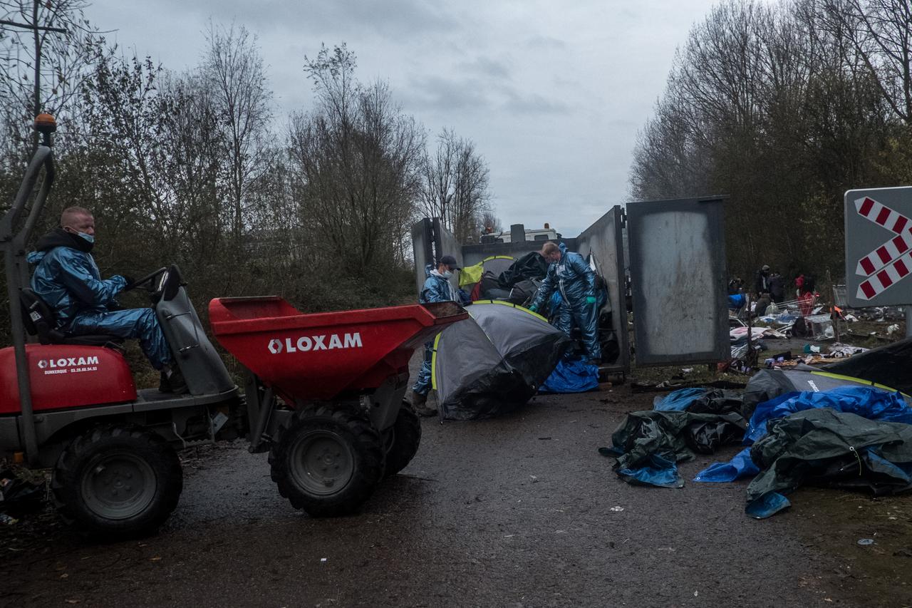 In Loon-Plage, zwischen Calais und Dünkirchen, entsorgen Einsatzkräfte Zelte eines Lagers in Container. In Loon-Plage, zwischen Calais und Dünkirchen, entsorgen Einsatzkräfte Zelte eines Lagers in Container.