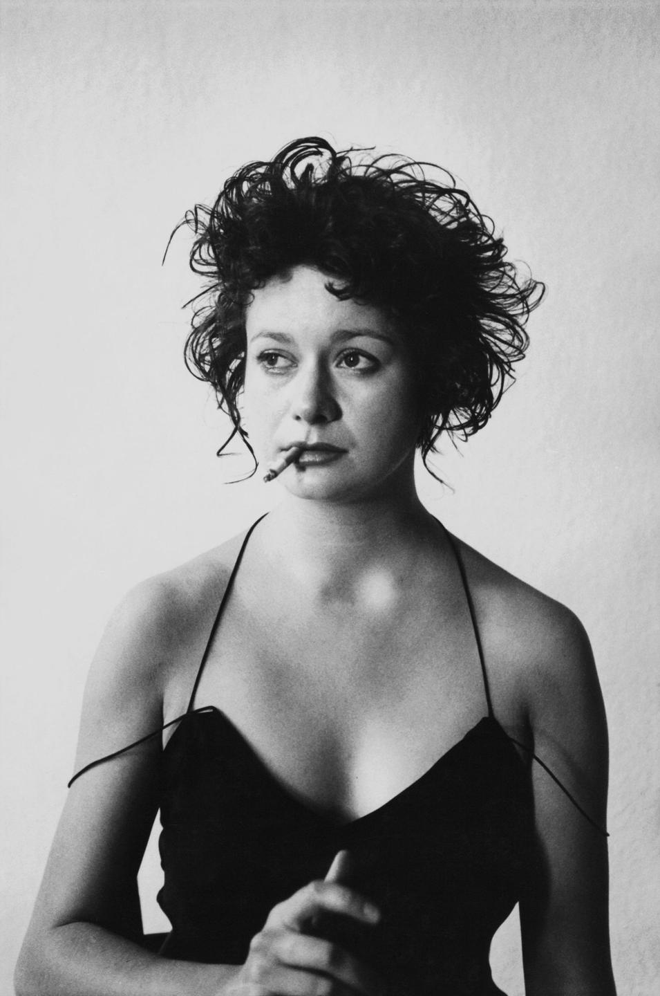 Maria Voigt mit melancholischem Blick und einer Zigarette im Mund. Maria Voigt mit melancholischem Blick und einer Zigarette im Mund.