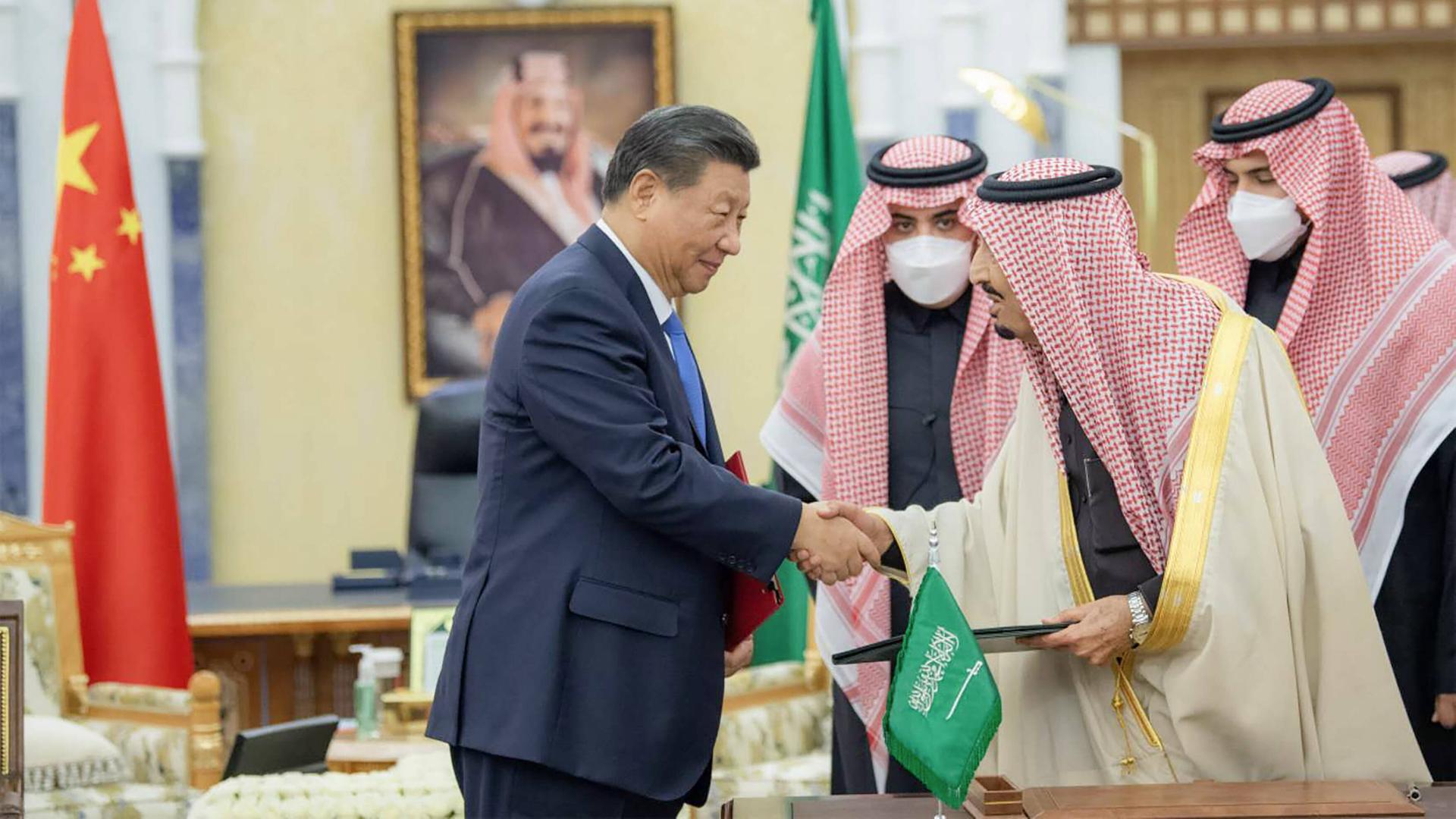 Chinas Machthaber Xi Jinping schüttelt König Salman die Hand. Chinas Machthaber Xi Jinping schüttelt König Salman die Hand.