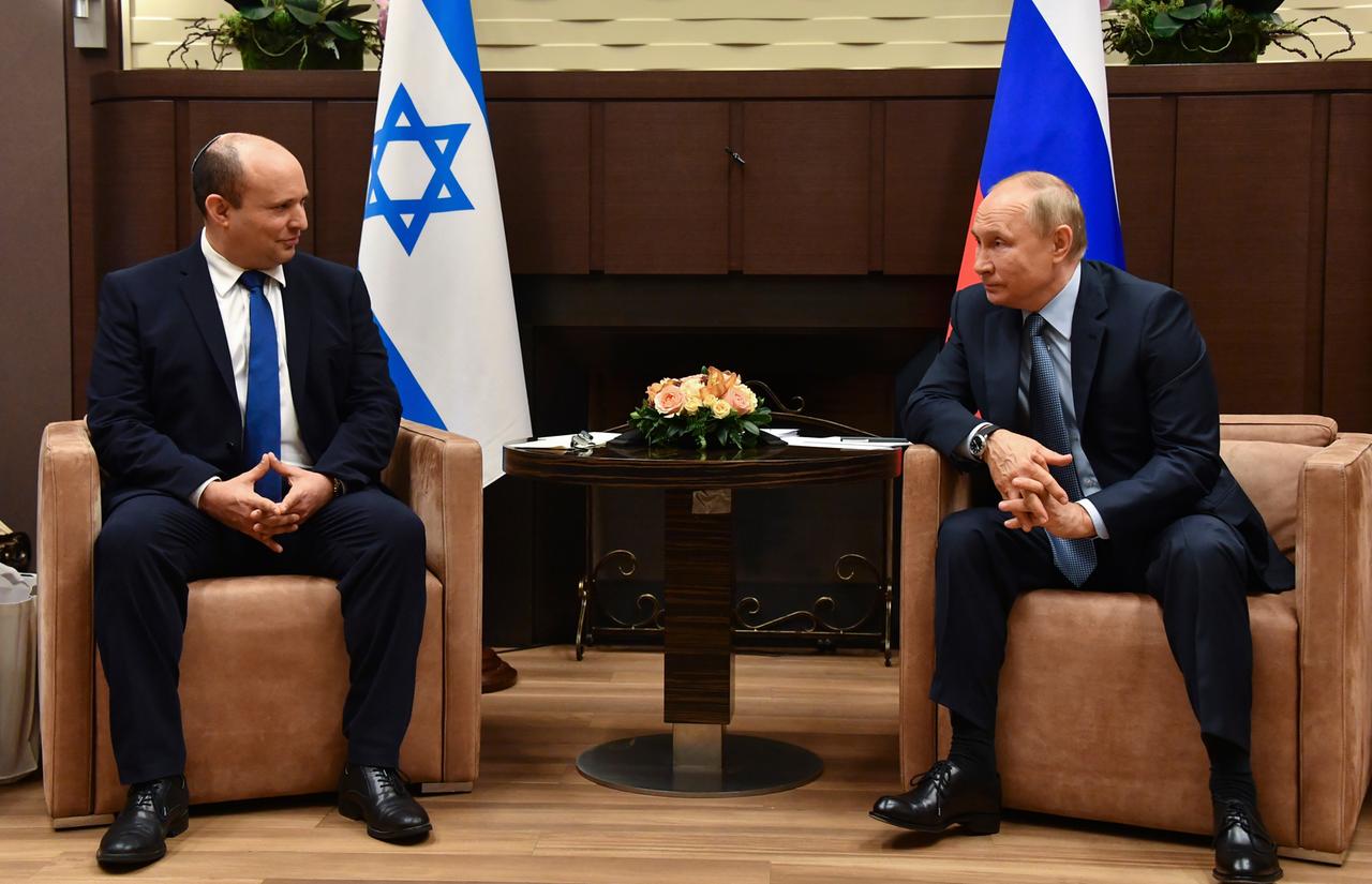 Der israelische Premierminister Naftali Bennett und der russische Präsident Wladimir Putin (r) Der israelische Premierminister Naftali Bennett und der russische Präsident Wladimir Putin (r)