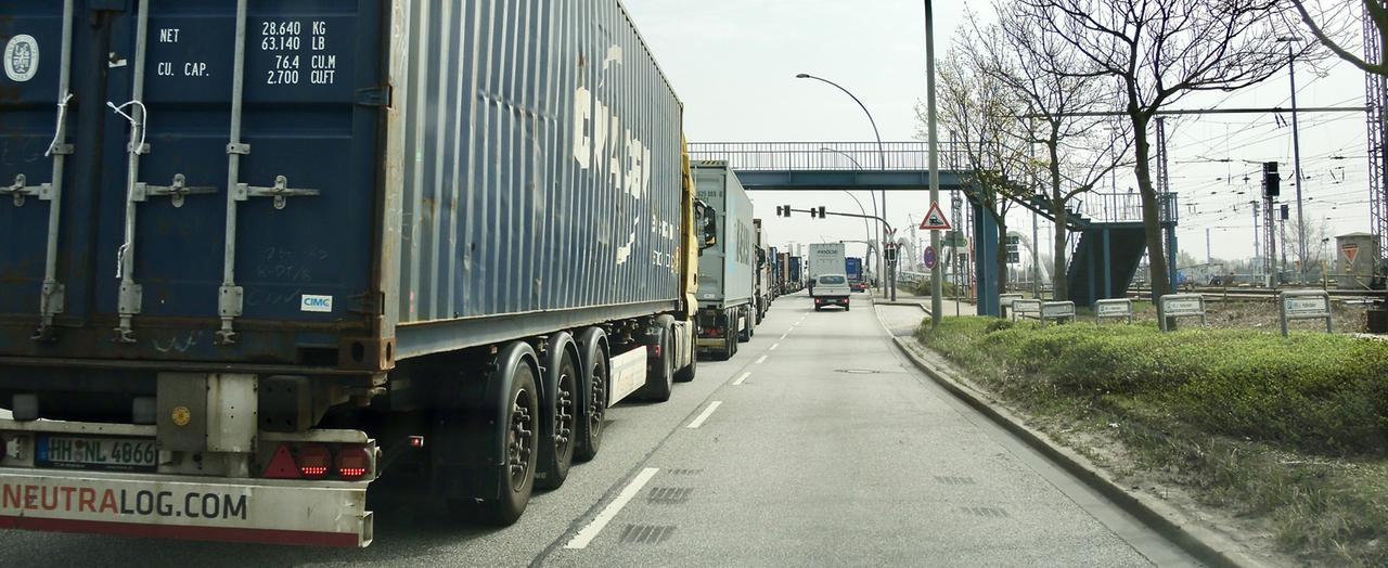 Eine lange LKW-Schlange auf der Zufahrtsstraße zum Container-Terminal im Hamburger Hafen Eine lange LKW-Schlange auf der Zufahrtsstraße zum Container-Terminal im Hamburger Hafen