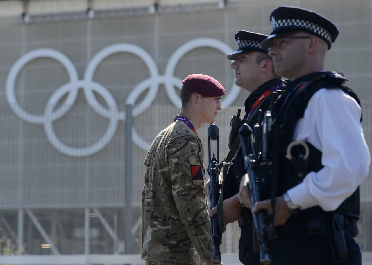 Sicherheitskräfte vor dem Olympiastadion in London 2012
