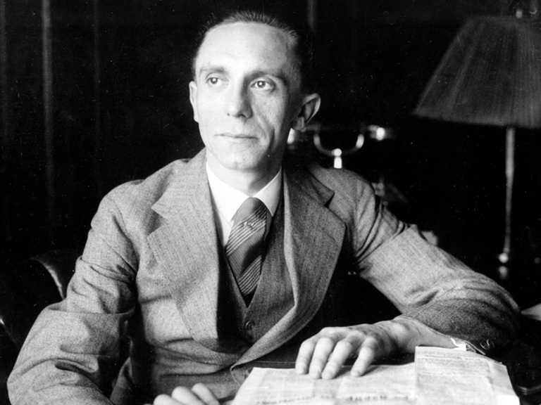  Das Buchcover von Manuel Chaves Nogales: "Deutschland im Zeichen des Hakenkreuzes" und ein Portrait von Joseph Goebbels an einem Schreibtisch sitzend