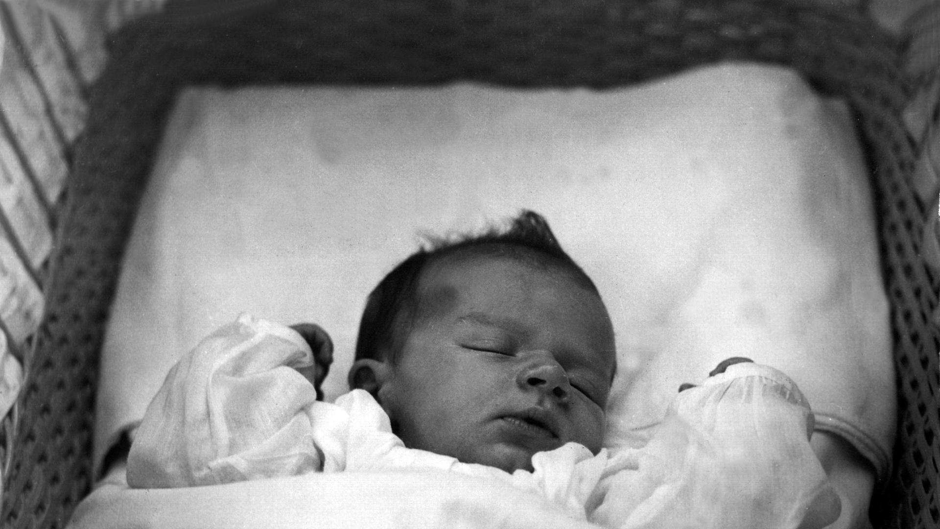 Charles A. Lindbergh Junior. Der 20 Monate alte Säugling wurde  im März 1932 in New Jersey aus seinem Kinderbettchen entführt und am 12. Mai 1932 tot aufgefunden.
