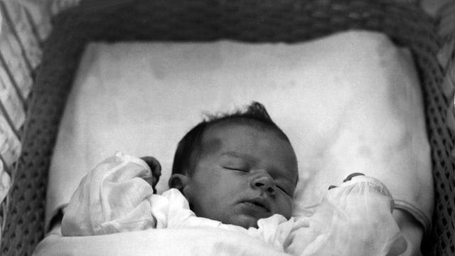 Charles A. Lindbergh Junior. Der 20 Monate alte Säugling wurde  im März 1932 in New Jersey aus seinem Kinderbettchen entführt und am 12. Mai 1932 tot aufgefunden.