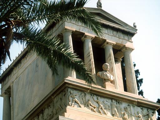 Das Grabmal des Archäologen Heinrich Schliemann auf dem ersten Athener Friedhof in Form eines antiken Tempels