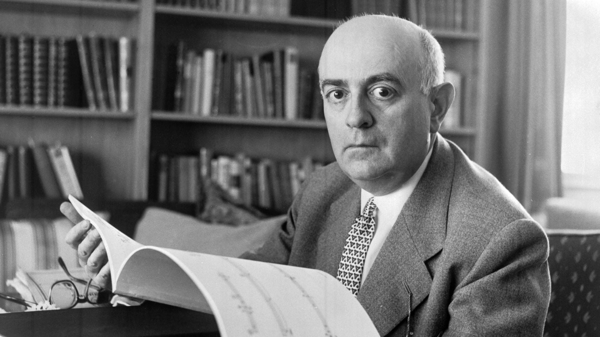 Philosoph und Soziologe, Musiktheoretiker und Komponist Theodor Adorno an seinem Schreibtisch ca. 1960. Philosoph und Soziologe, Musiktheoretiker und Komponist Theodor Adorno an seinem Schreibtisch ca. 1960.