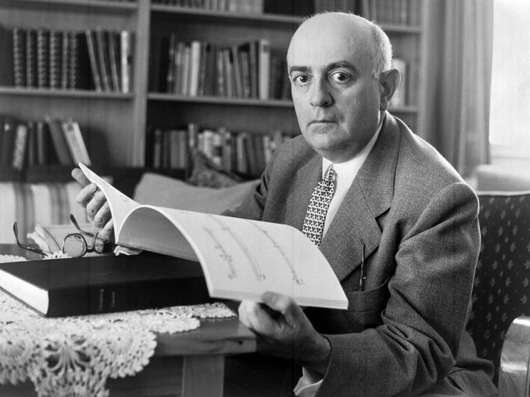 Philosoph und Soziologe, Musiktheoretiker und Komponist Theodor Adorno an seinem Schreibtisch ca. 1960.