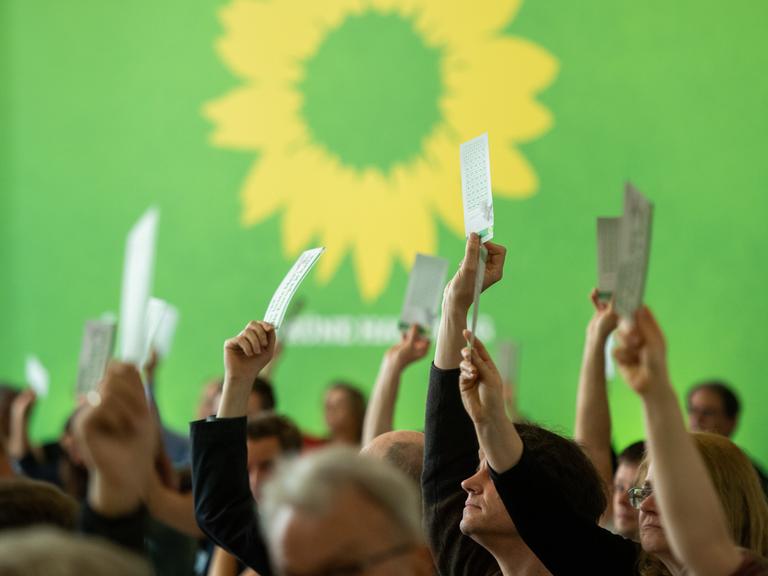 Mitglieder stimmen auf der Landesmitgliederversammlung der Grünen in Hamburg 2019 über einen Antrag ab. 