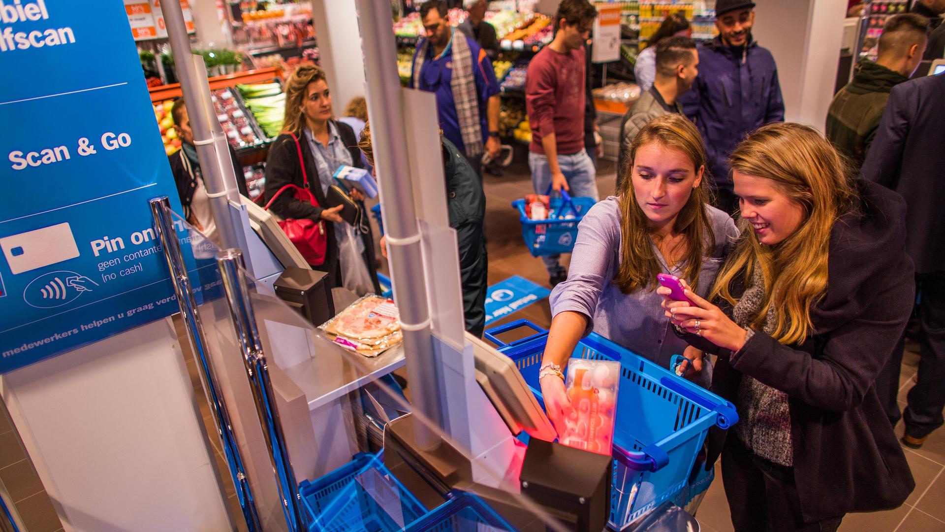 Eine Self-Service-Kasse in einem niederländischen Supermarkt Eine Self-Service-Kasse in einem niederländischen Supermarkt