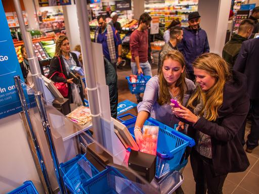 Eine Self-Service-Kasse in einem niederländischen Supermarkt