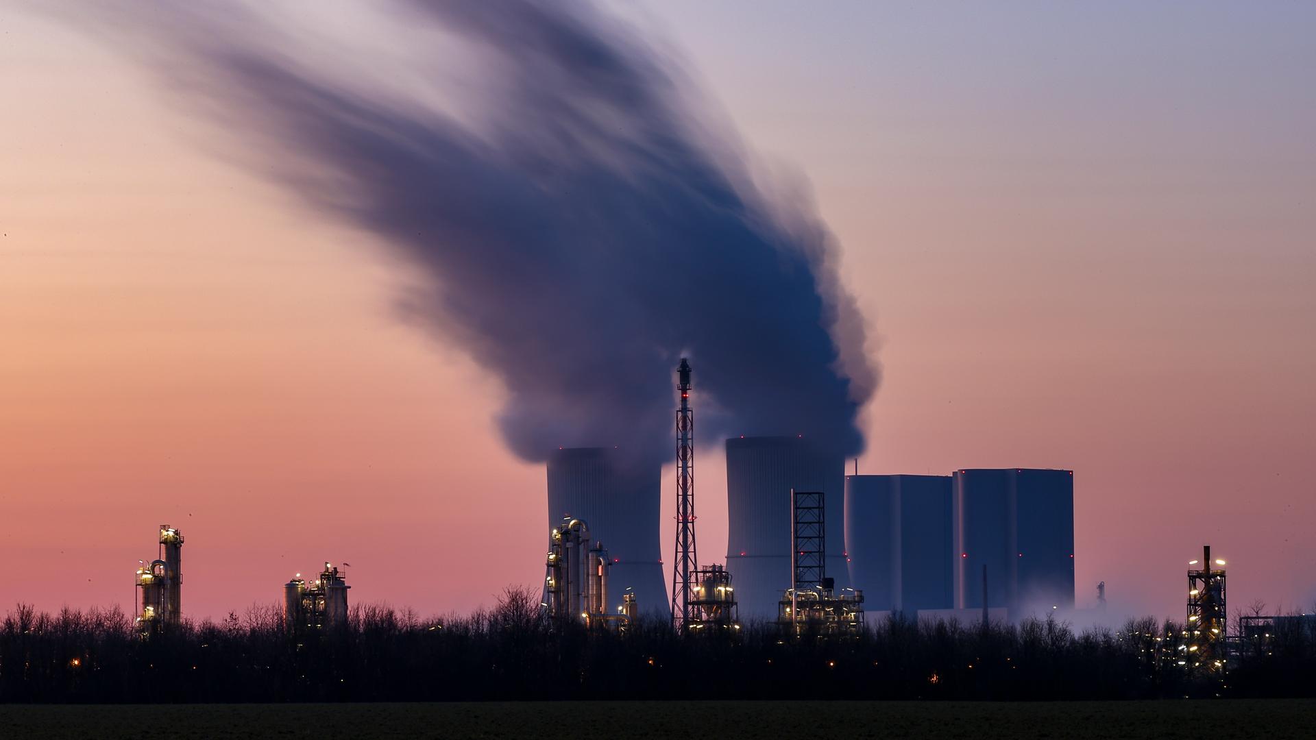 Braunkohlekraftwerk und Chemieanlagen Braunkohlekraftwerk und Chemieanlagen
