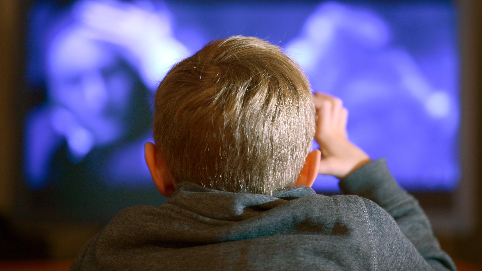 Ein Kind vor dem Fernseher Ein Kind vor dem Fernseher
