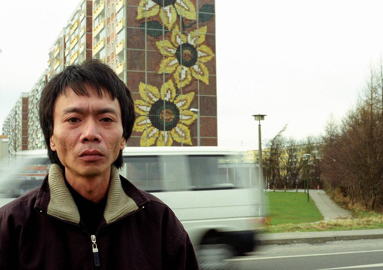 Thinh Nguyen, Sozialarbeiter im Deutsch-Vietnamesischen Freundschaftsverein Dien Hong in der Hansestadt Rostock, vor dem Hochhaus in Rostock-Lichtenhagen Thinh Nguyen, Sozialarbeiter im Deutsch-Vietnamesischen Freundschaftsverein Dien Hong in der Hansestadt Rostock, vor dem Hochhaus in Rostock-Lichtenhagen