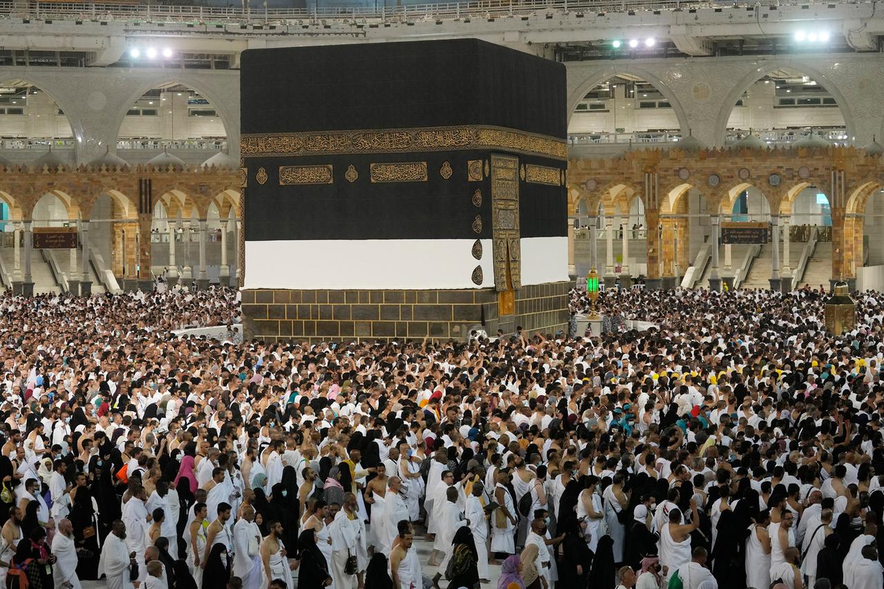 Saudi-Arabien, Mekka: Muslimische Pilger umrunden die Kaaba, das heiligste Heiligtum des Islam, in der Großen Moschee in der heiligen saudischen Stadt Mekka während der jährlichen Hadsch-Pilgerfahrt.