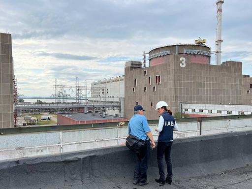 Mitglieder der Internationalen Atomenergiebehörde (IAEA) bei der Inspektion des ukrainischen Atomkraftwerks Saporischschja 
