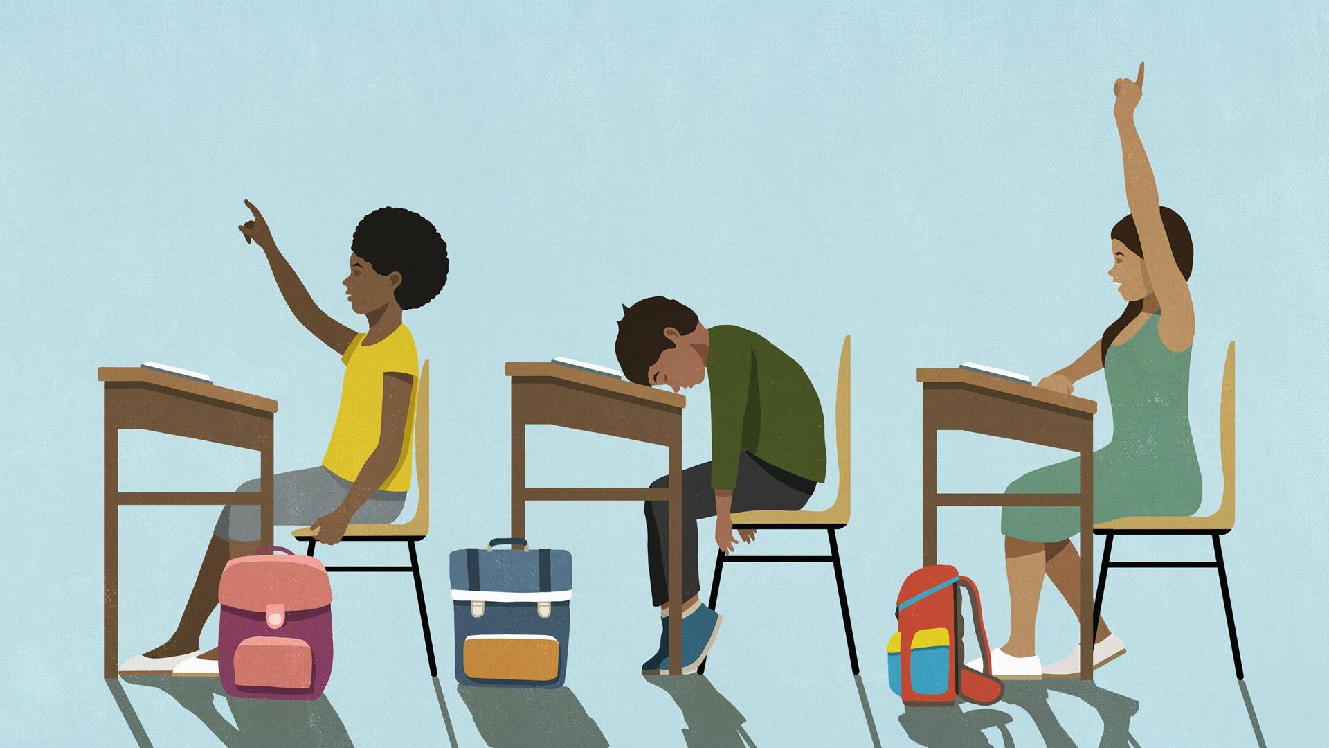 Müder Schuljunge schläft an einem Schreibtisch in einem Klassenraum. Müder Schuljunge schläft an einem Schreibtisch in einem Klassenraum.