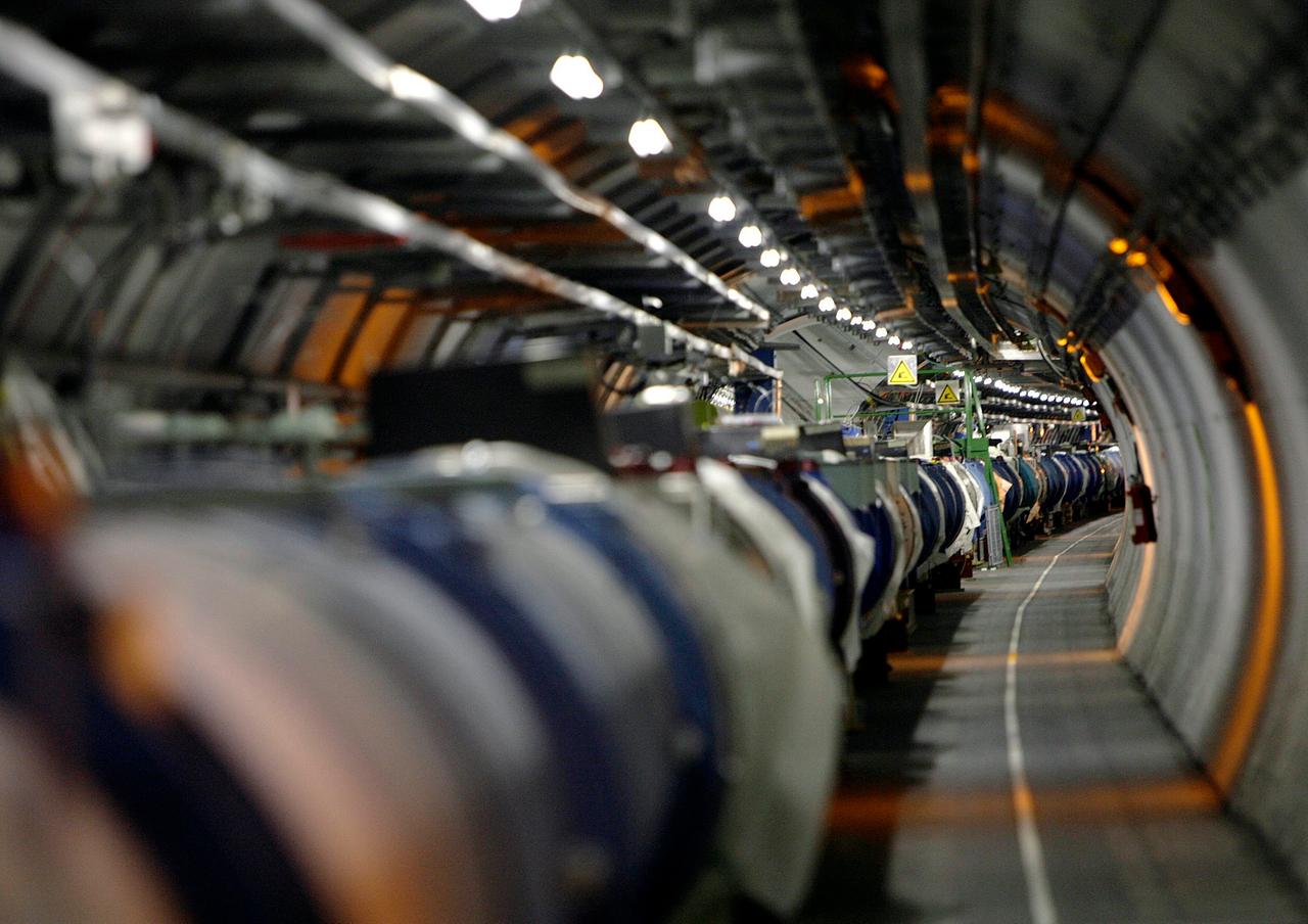 Blick einen Gang mit Geräten entlang: der Large Hadron Collider am CERN in der Schweiz. Blick einen Gang mit Geräten entlang: der Large Hadron Collider am CERN in der Schweiz.