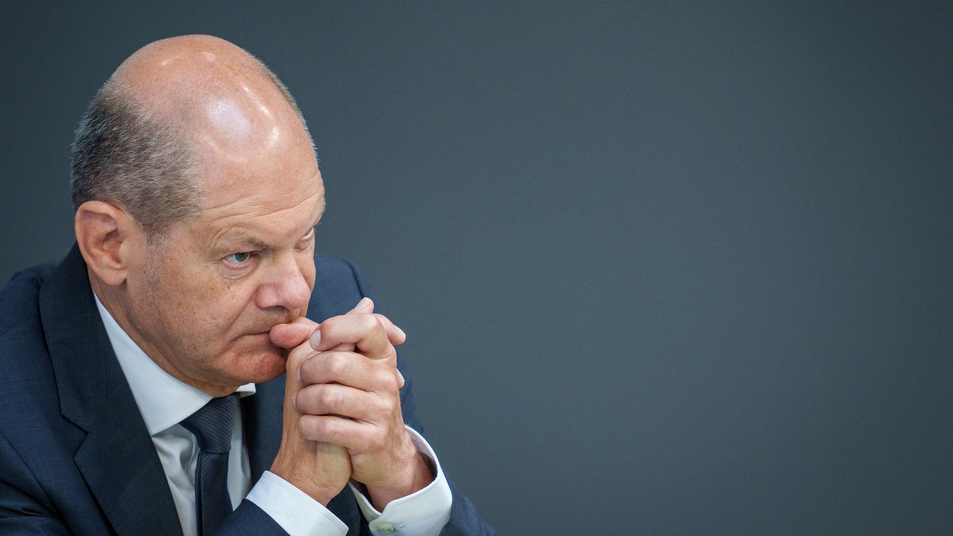 Bundeskanzler Olaf Scholz (SPD) verfolgt die Debatte im Bundestag nach seiner Regierungserklärung zum bevorstehenden EU-Gipfel. Bundeskanzler Olaf Scholz (SPD) verfolgt die Debatte im Bundestag nach seiner Regierungserklärung zum bevorstehenden EU-Gipfel.