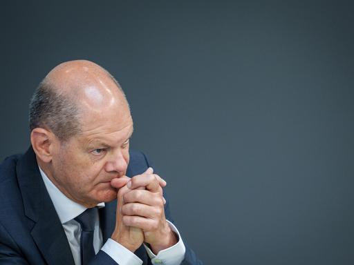 Bundeskanzler Olaf Scholz (SPD) verfolgt die Debatte im Bundestag nach seiner Regierungserklärung zum bevorstehenden EU-Gipfel.