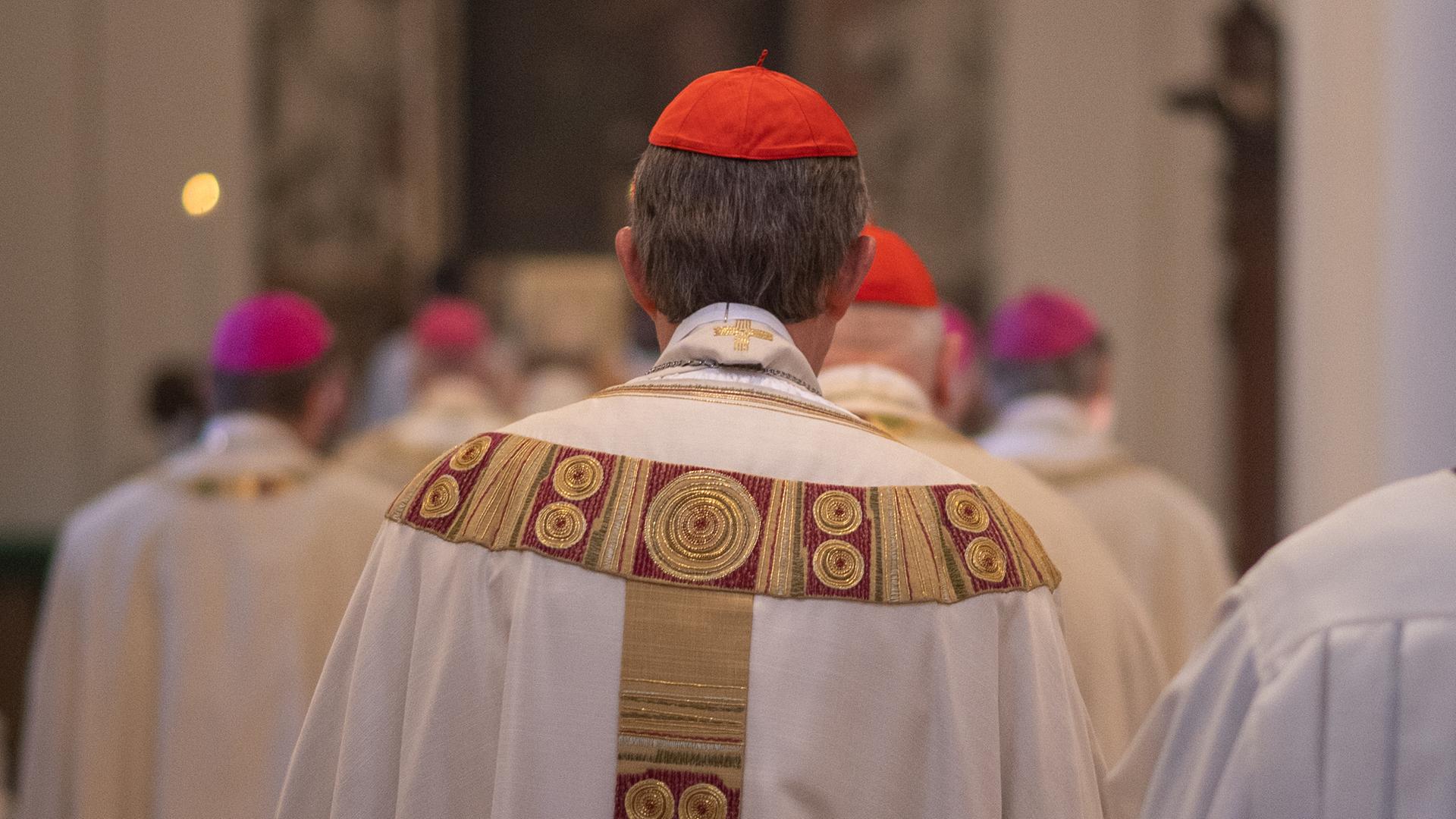 Rainer Maria Kardinal Woelki, Erzbischof von Köln, verlässt den Dom nach einem Morgengottesdienst im Fuldaer Dom.